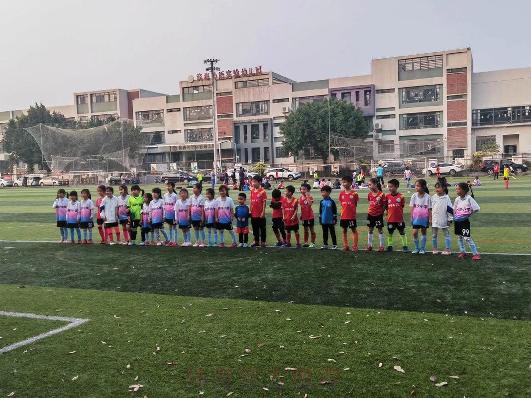 “女足校园行”走进呼家楼中心小学 “女足校园行”走进呼家楼中心小学